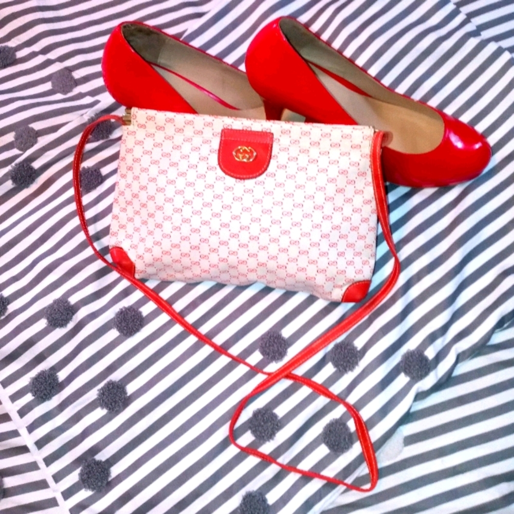 Beautiful vintage Gucci clutch to shoulder bag